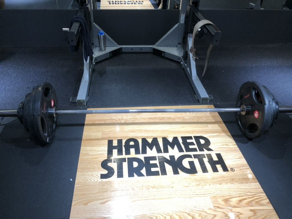 普段通っているジムのHAMMER STRENGTHプラットフォーム。ここでベンチプレス100kgを達成した